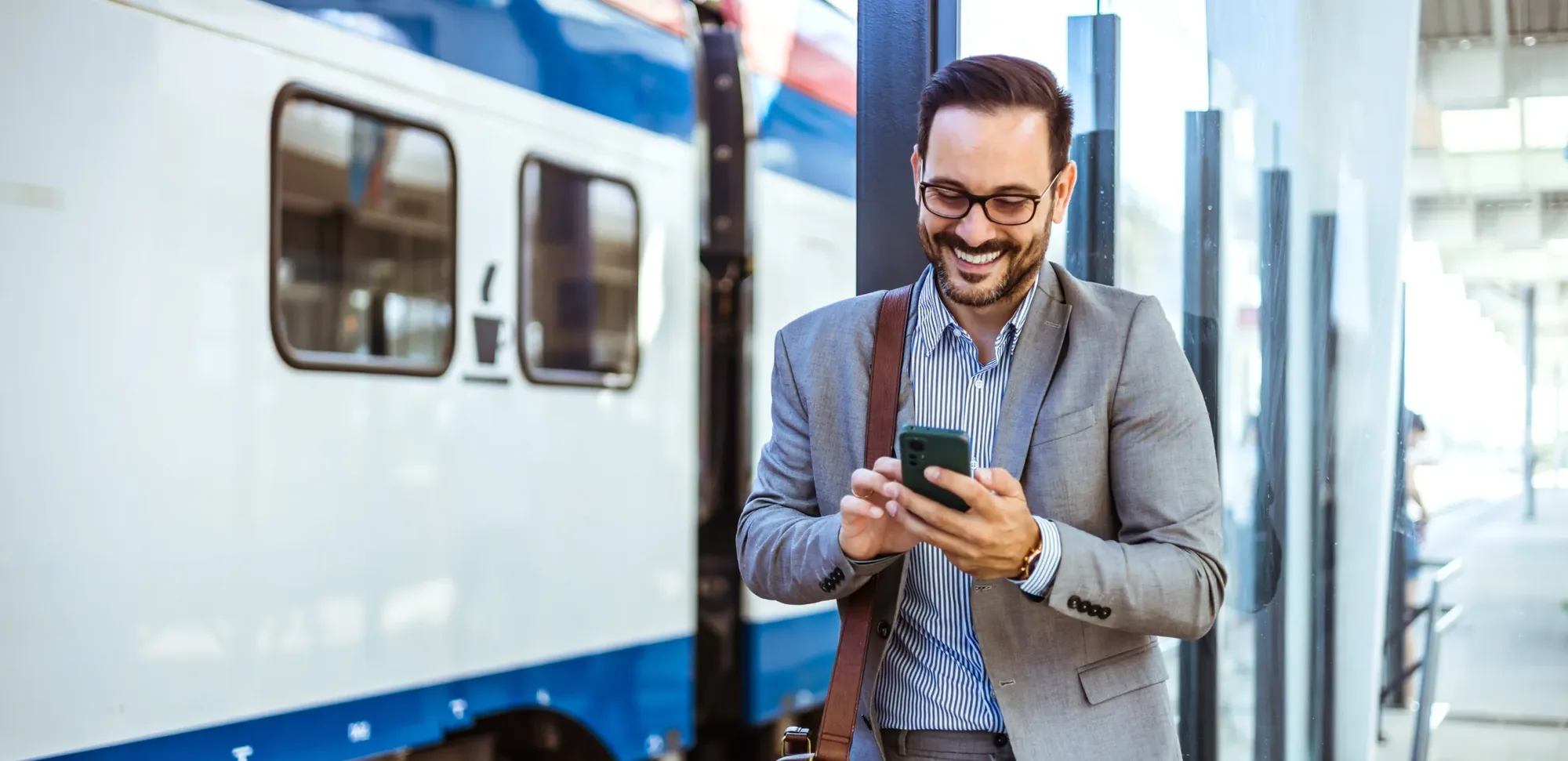 Mann mit Smartphone auf Reisen
