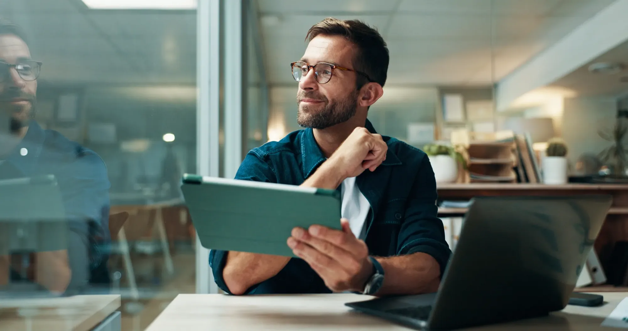 Arbeit am Tablet im Büro