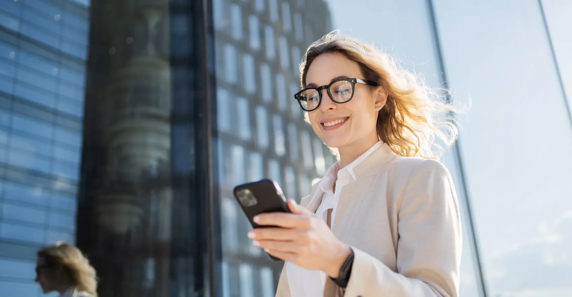 Frau am Telefon